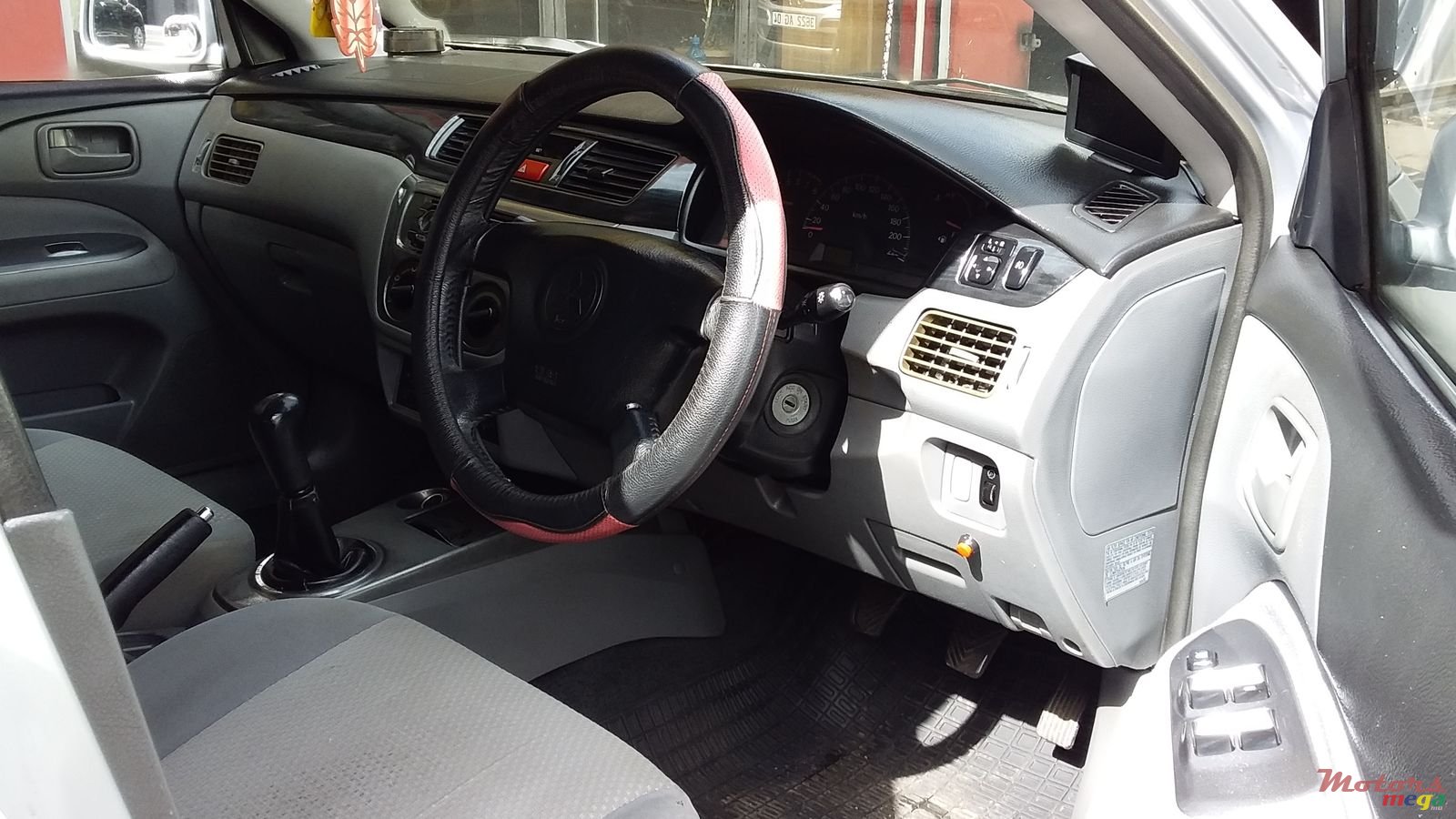 2006' Mitsubishi Lancer photo #3