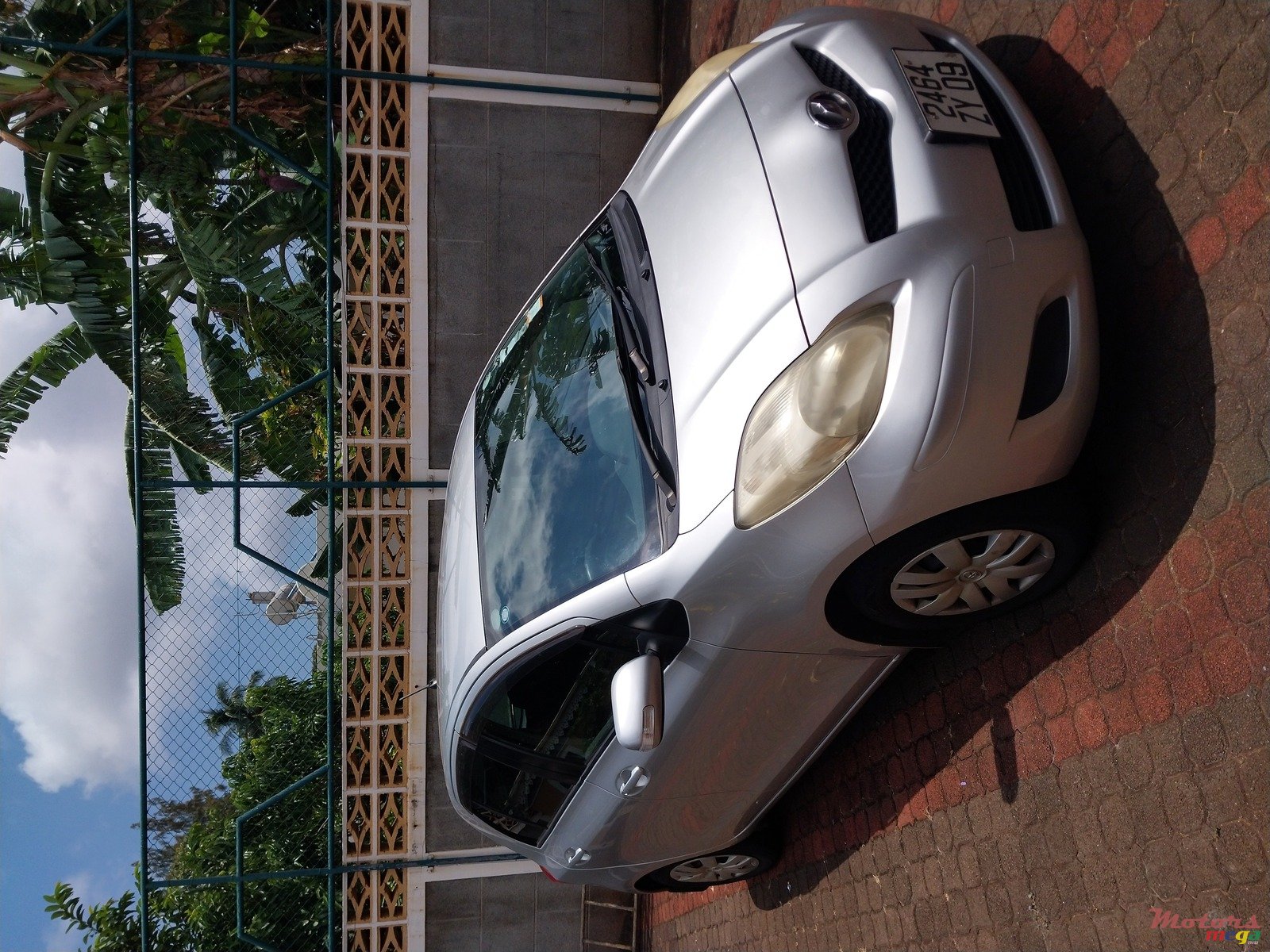 2009' Toyota Vitz photo #1