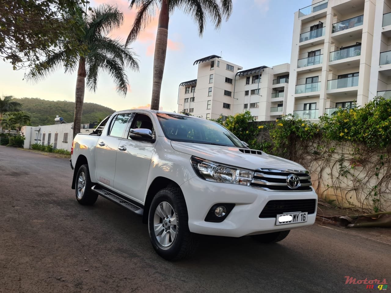 2016' Toyota Hilux photo #1