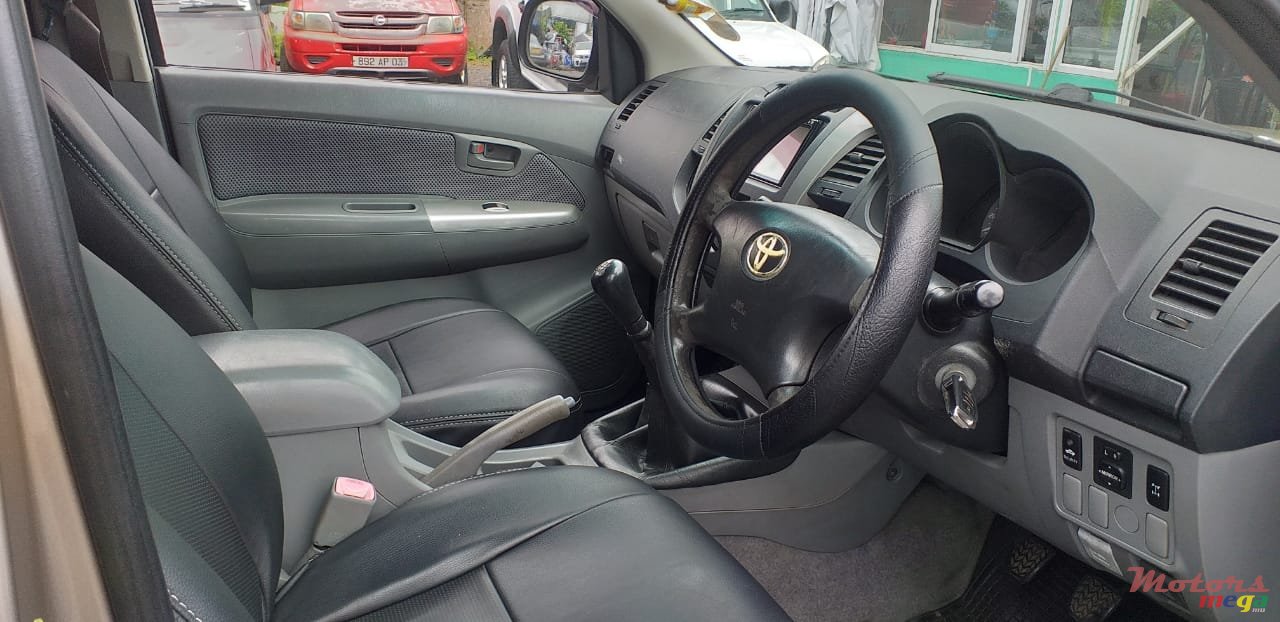 2011' Toyota Hilux Raider photo #1