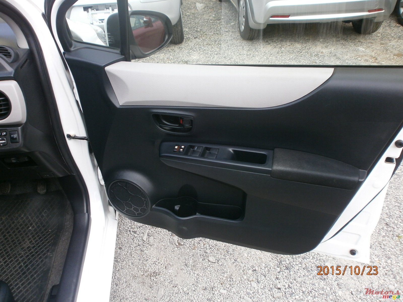 2012' Toyota VITZ photo #7