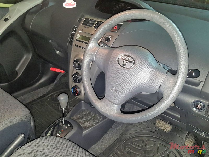 2009' Toyota Vitz Keyless photo #4