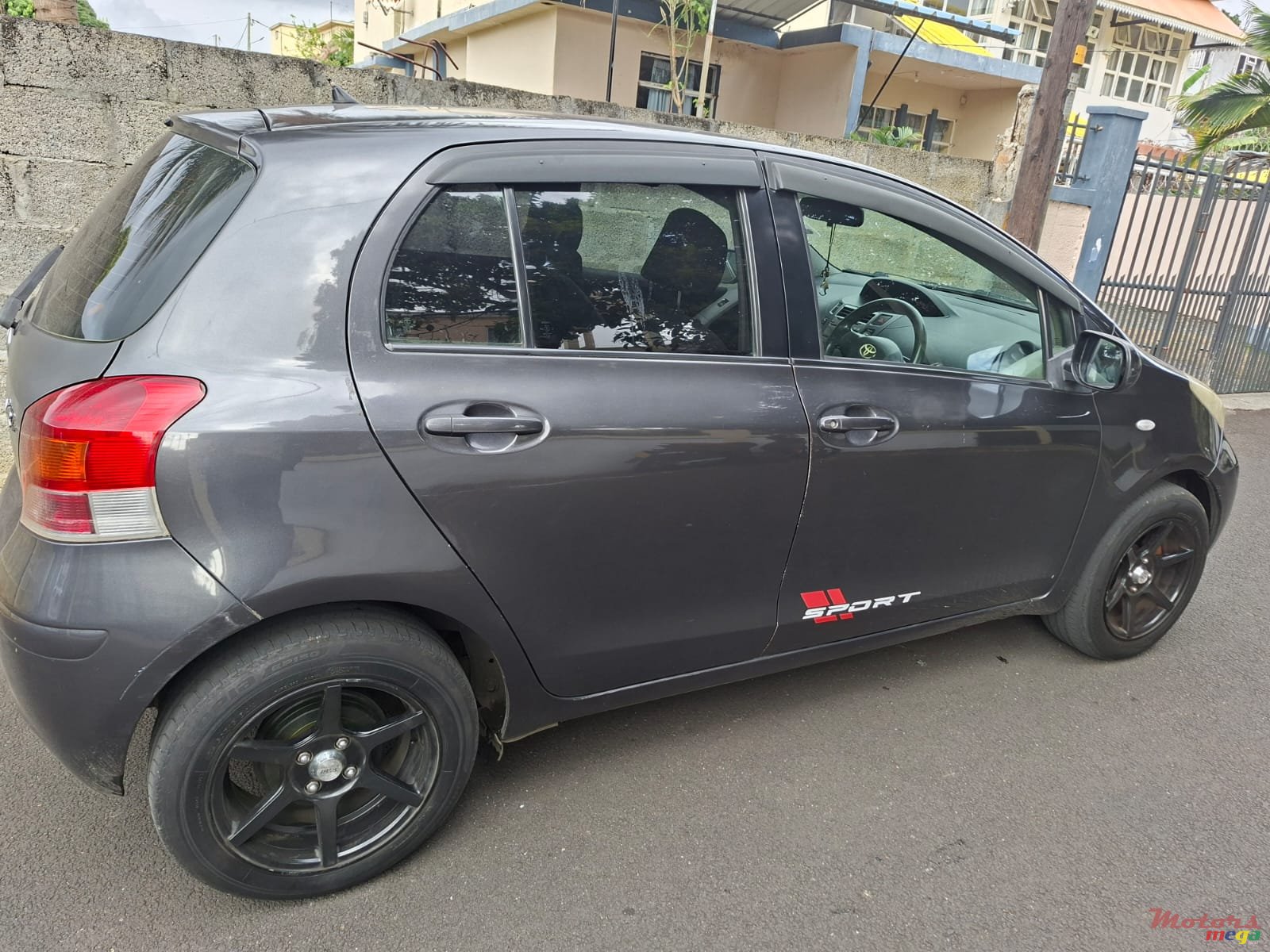 2010' Toyota Yaris photo #3
