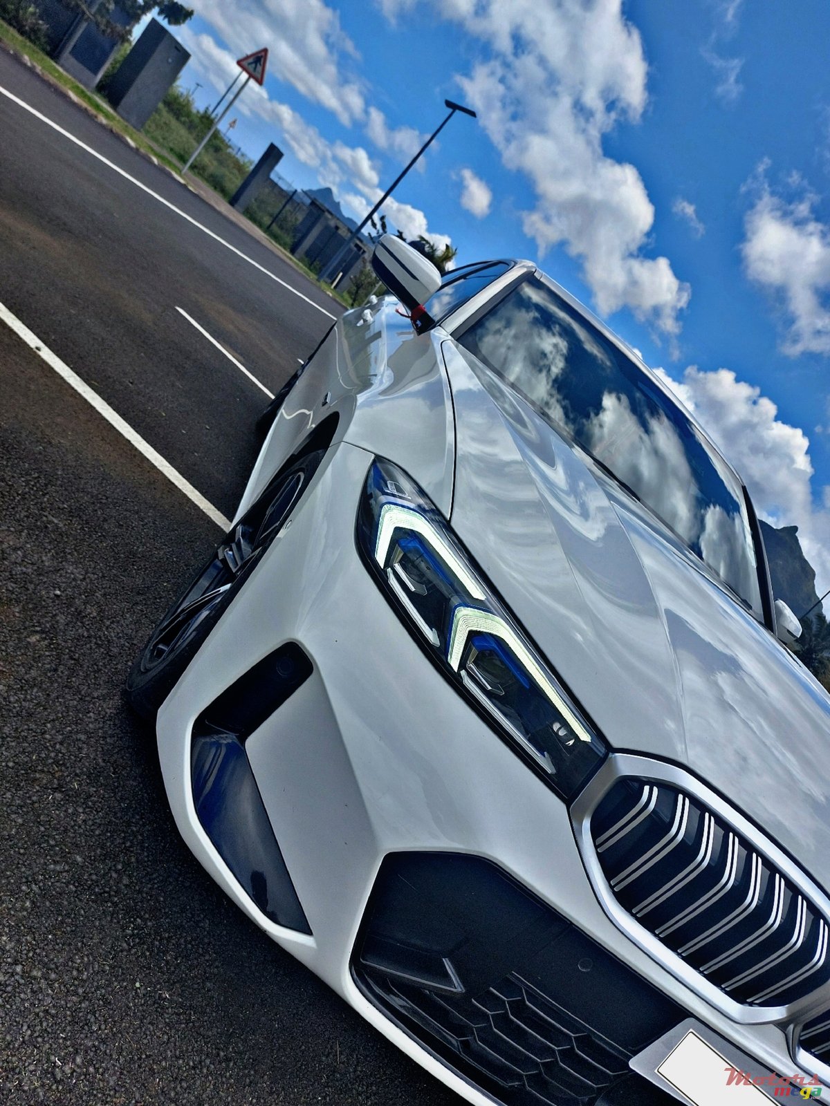 2022' BMW 3 Series Sedan photo #3