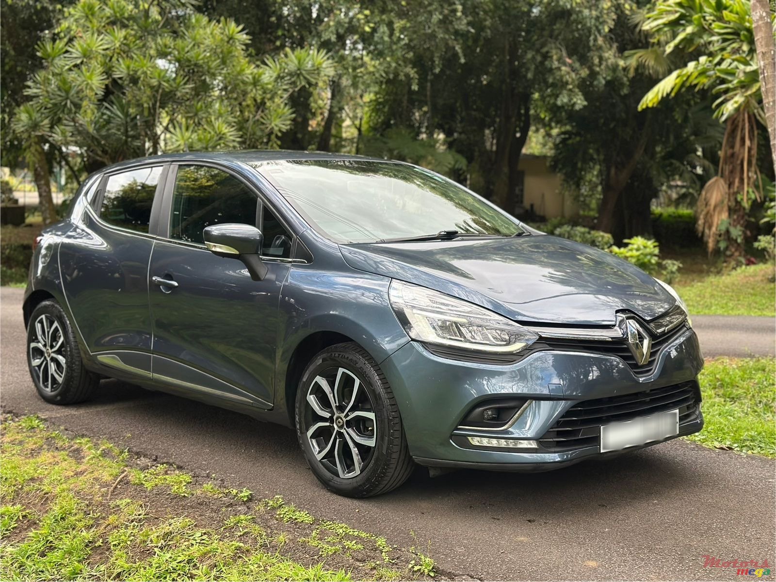 2020' Renault Clio intens photo #1
