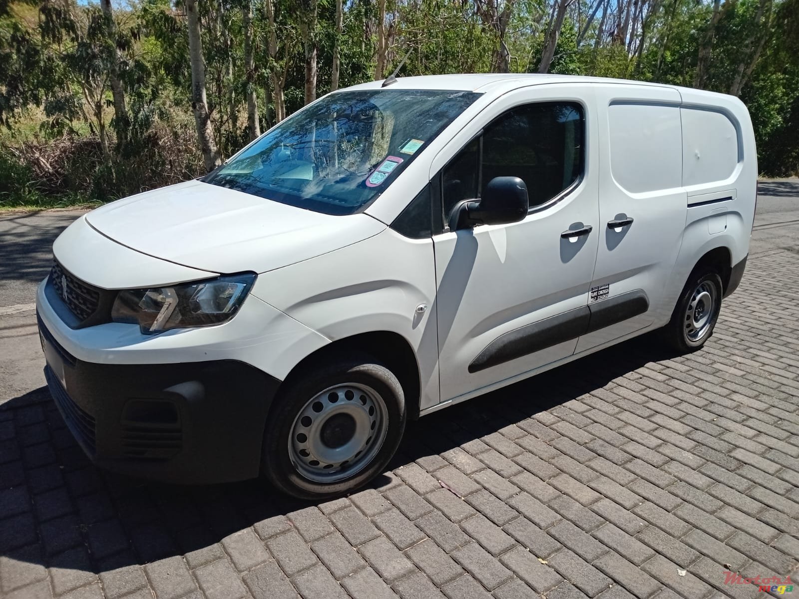 2019' Peugeot Partner photo #2
