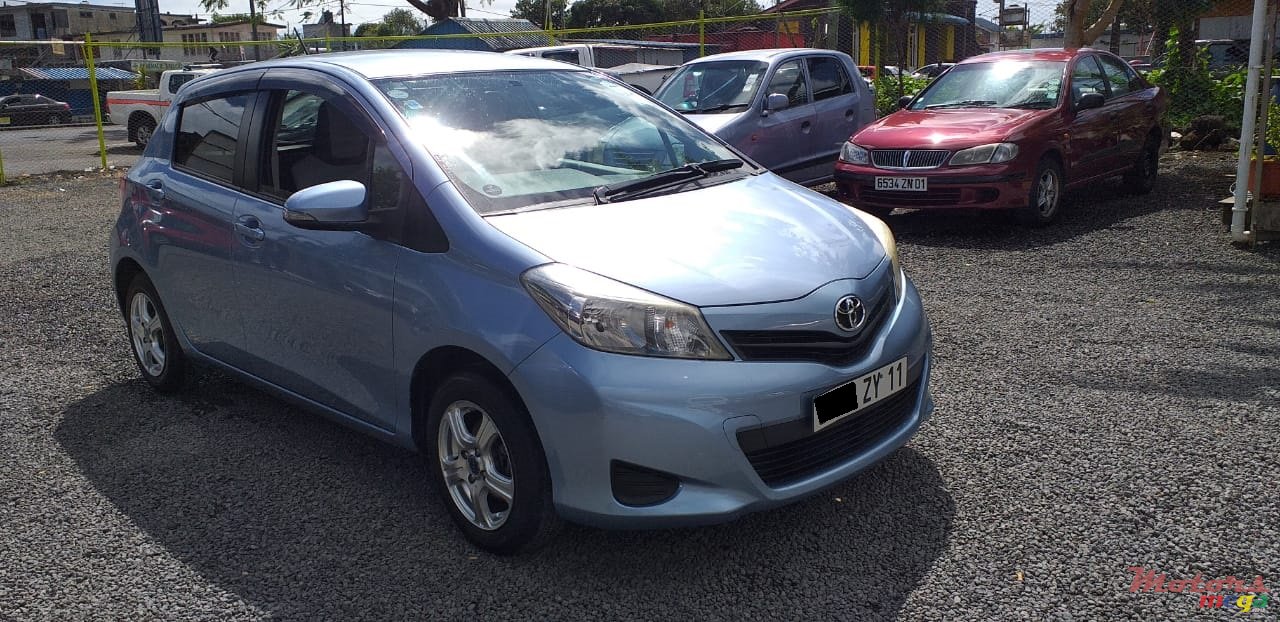 2011' Toyota Vitz photo #6