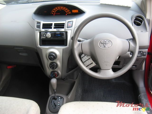 2008' Toyota Vitz photo #3