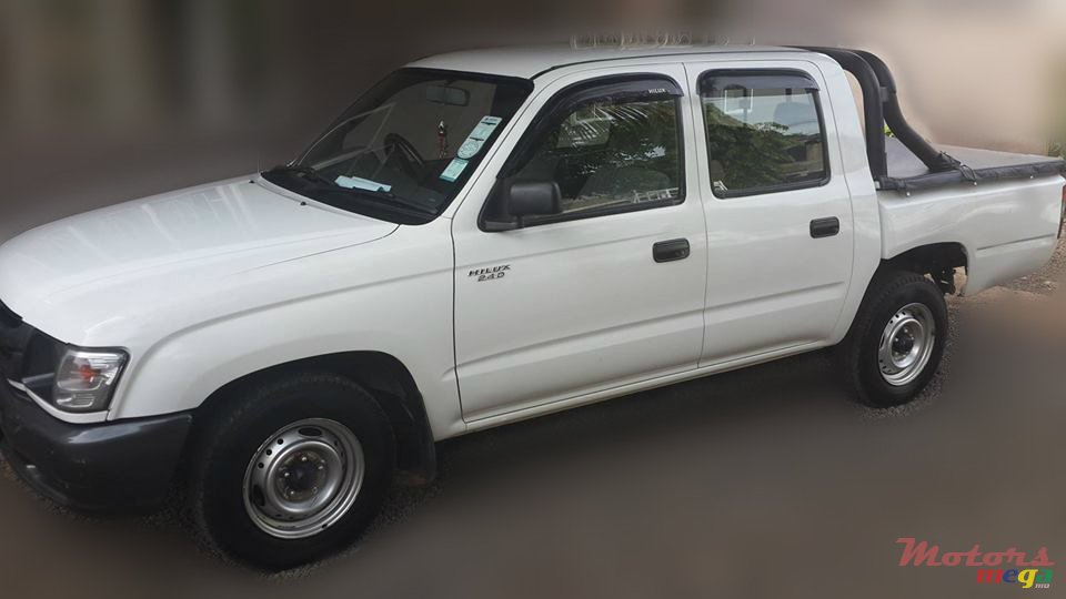 2004' Toyota Hilux photo #3