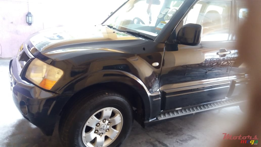 2006' Mitsubishi Pajero photo #2