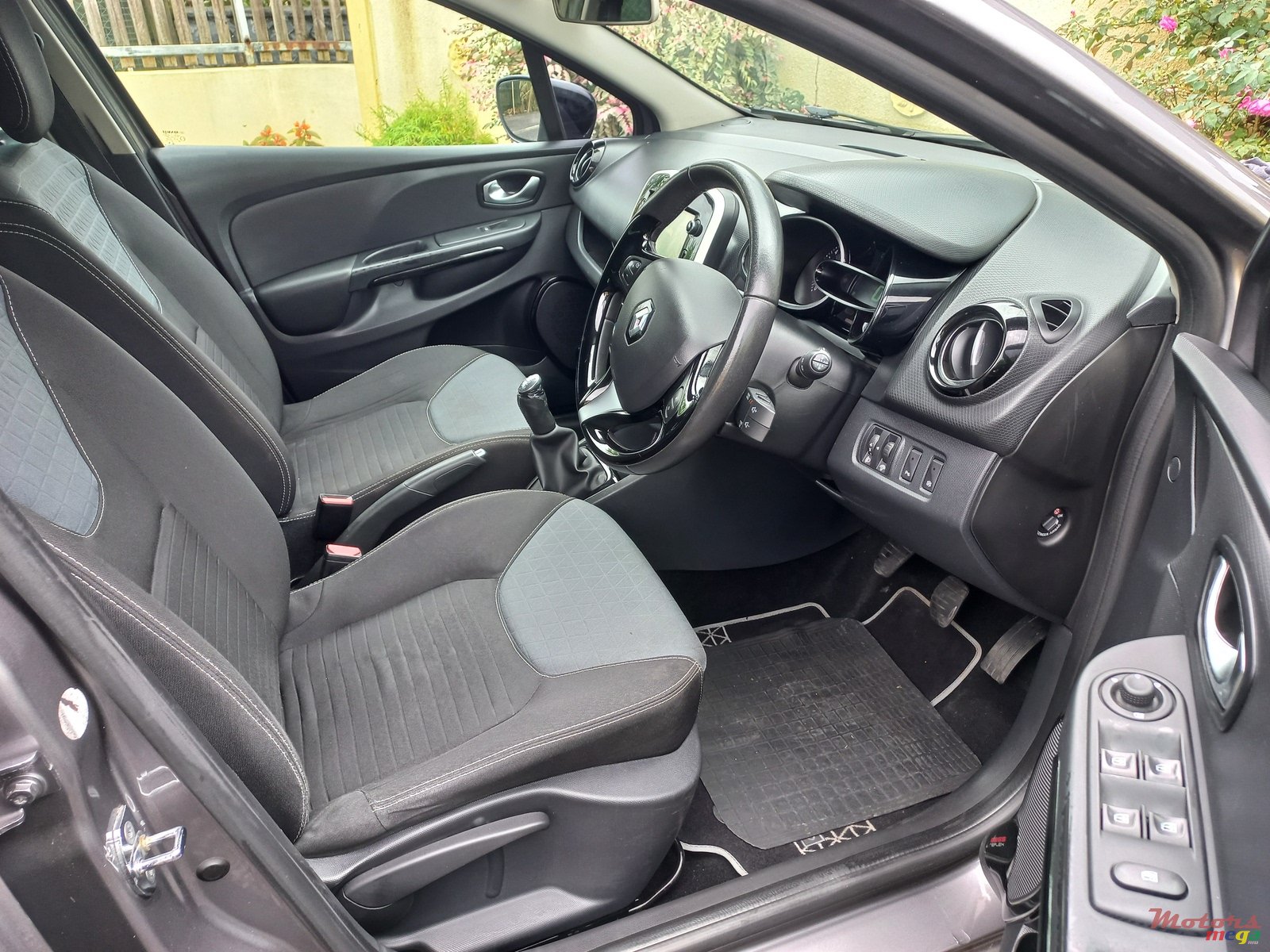 2015' Renault Clio Manual photo #3