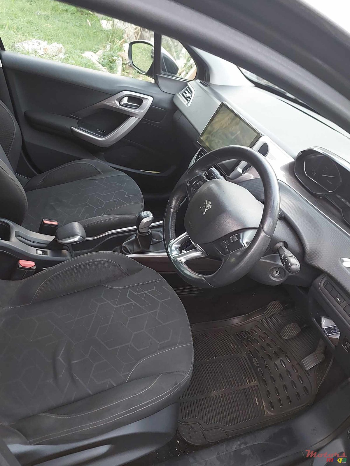 2013' Peugeot 2008 photo #1