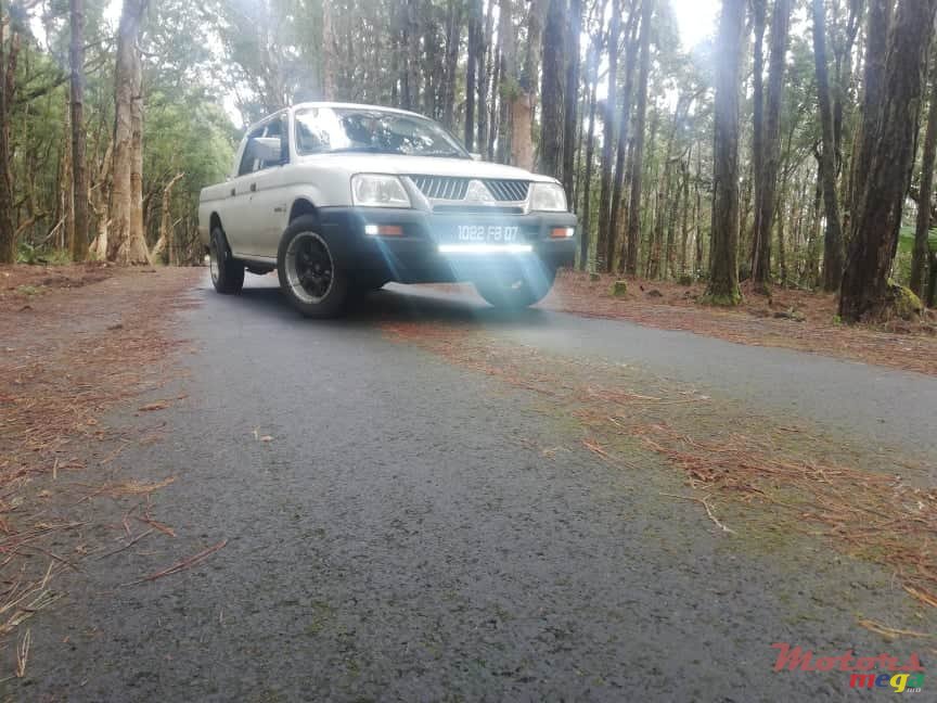 2007' Mitsubishi L 200 4x2 photo #5