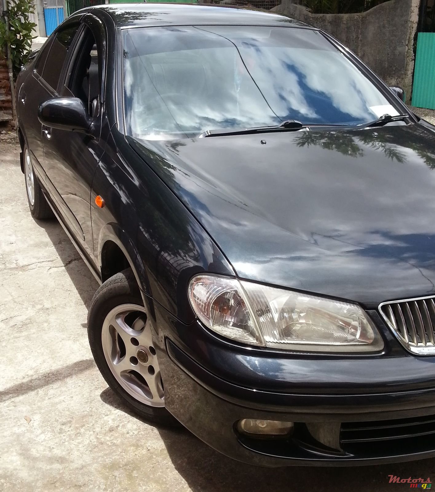 2001' Nissan Almera photo #2