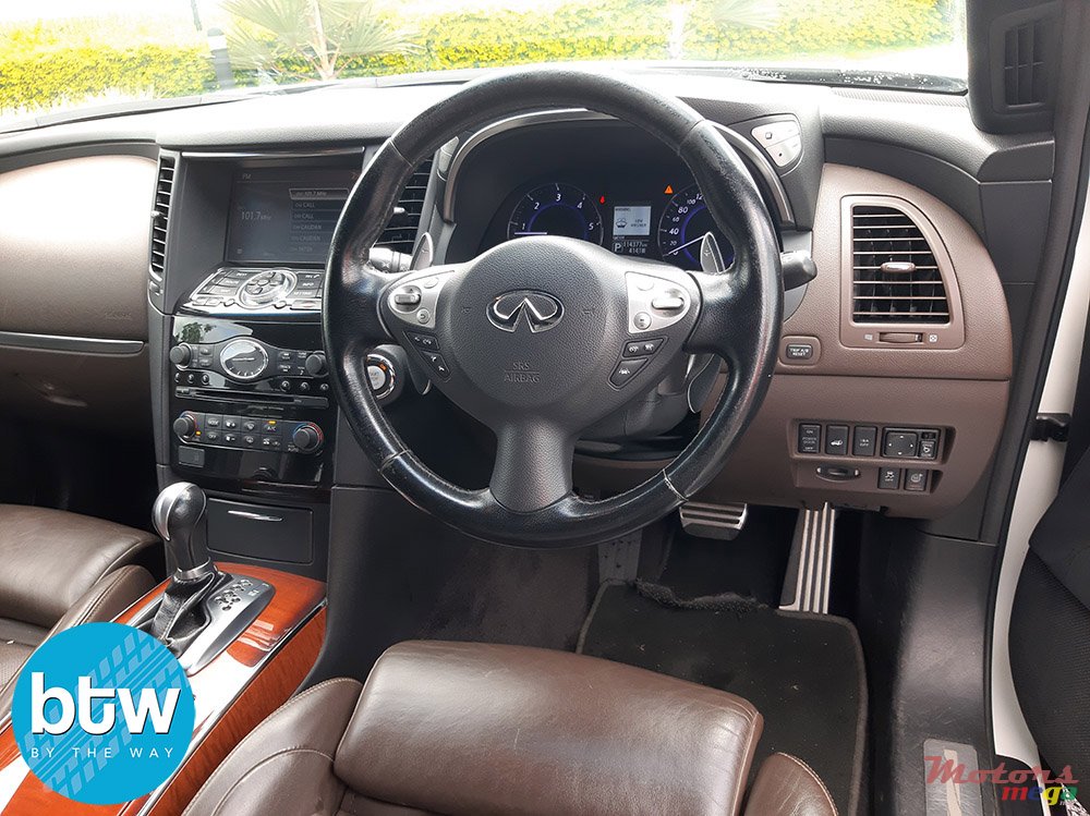 2015' Infiniti QX70 photo #6