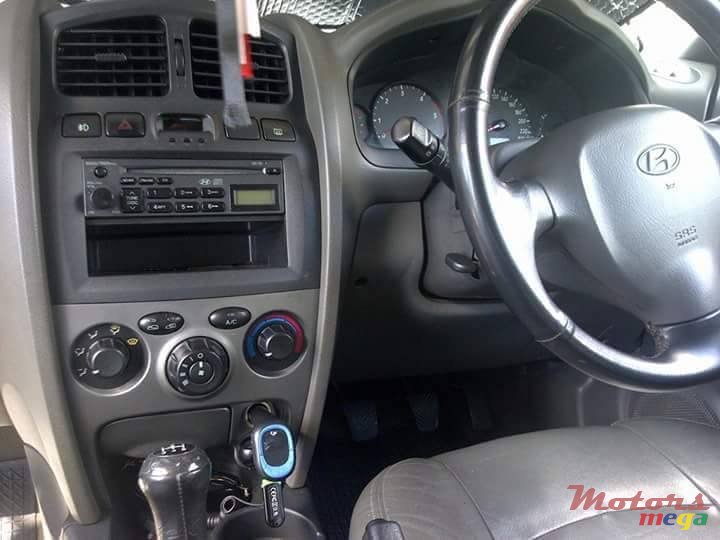 2004' Hyundai Santa Fe photo #4