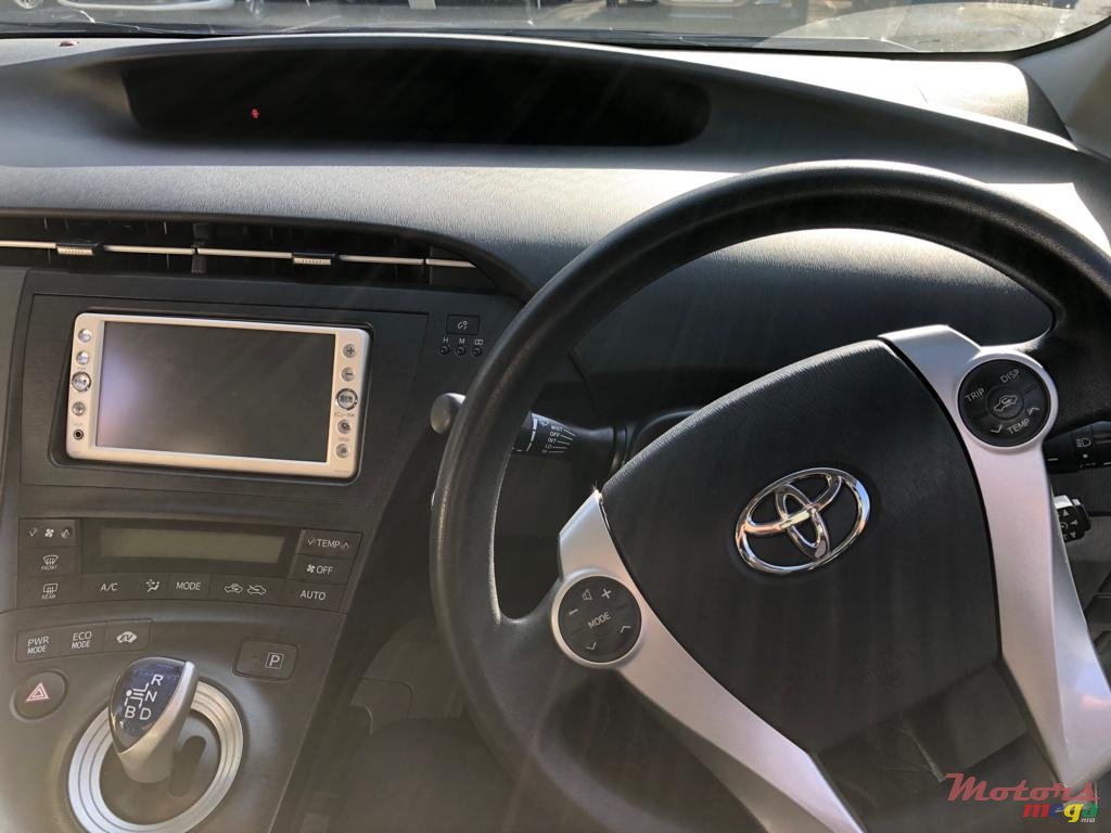 2011' Toyota Prius photo #7