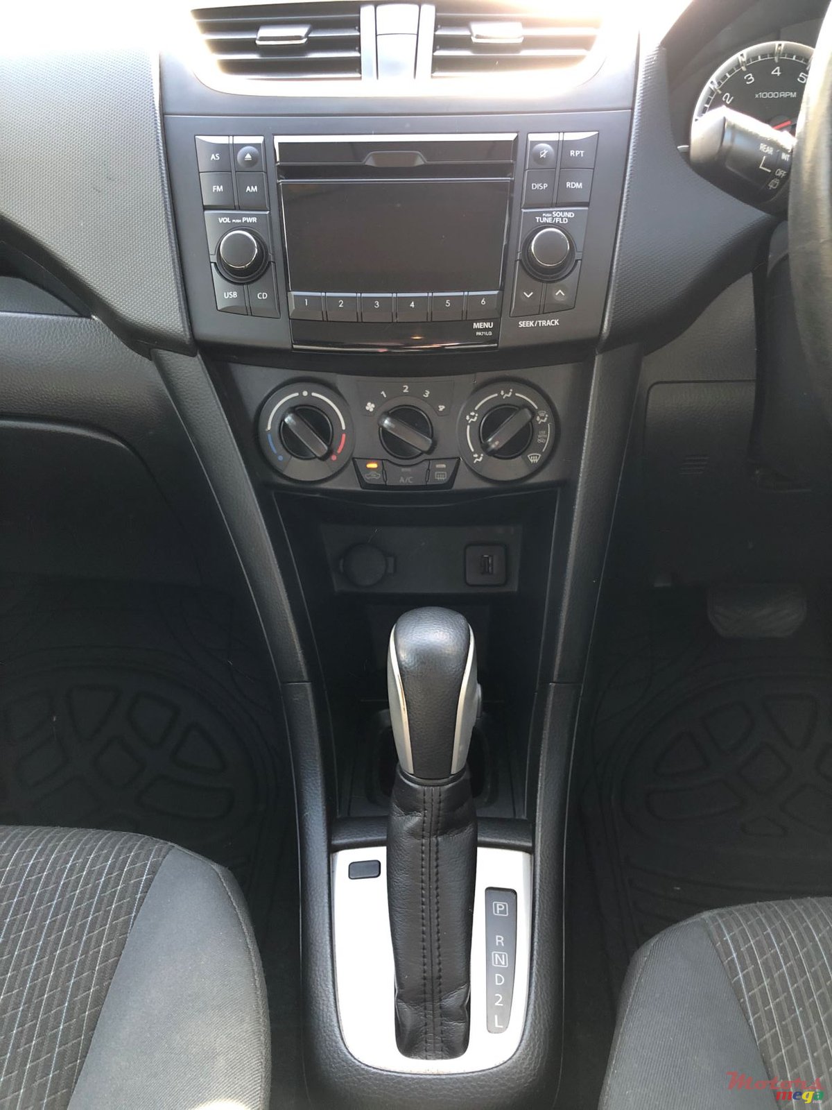 2015' Suzuki Swift photo #5