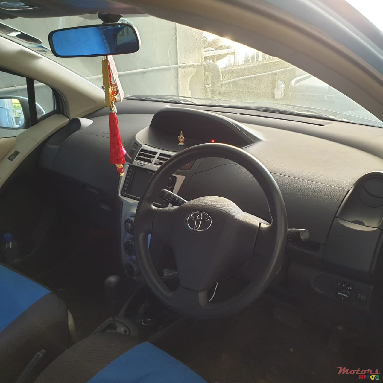 2006' Toyota Vitz photo #2