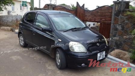 2002' Toyota Vitz photo #2