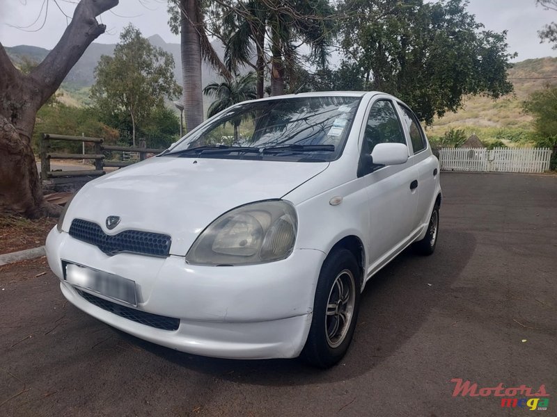 1999' Toyota Vitz SCP10 photo #2