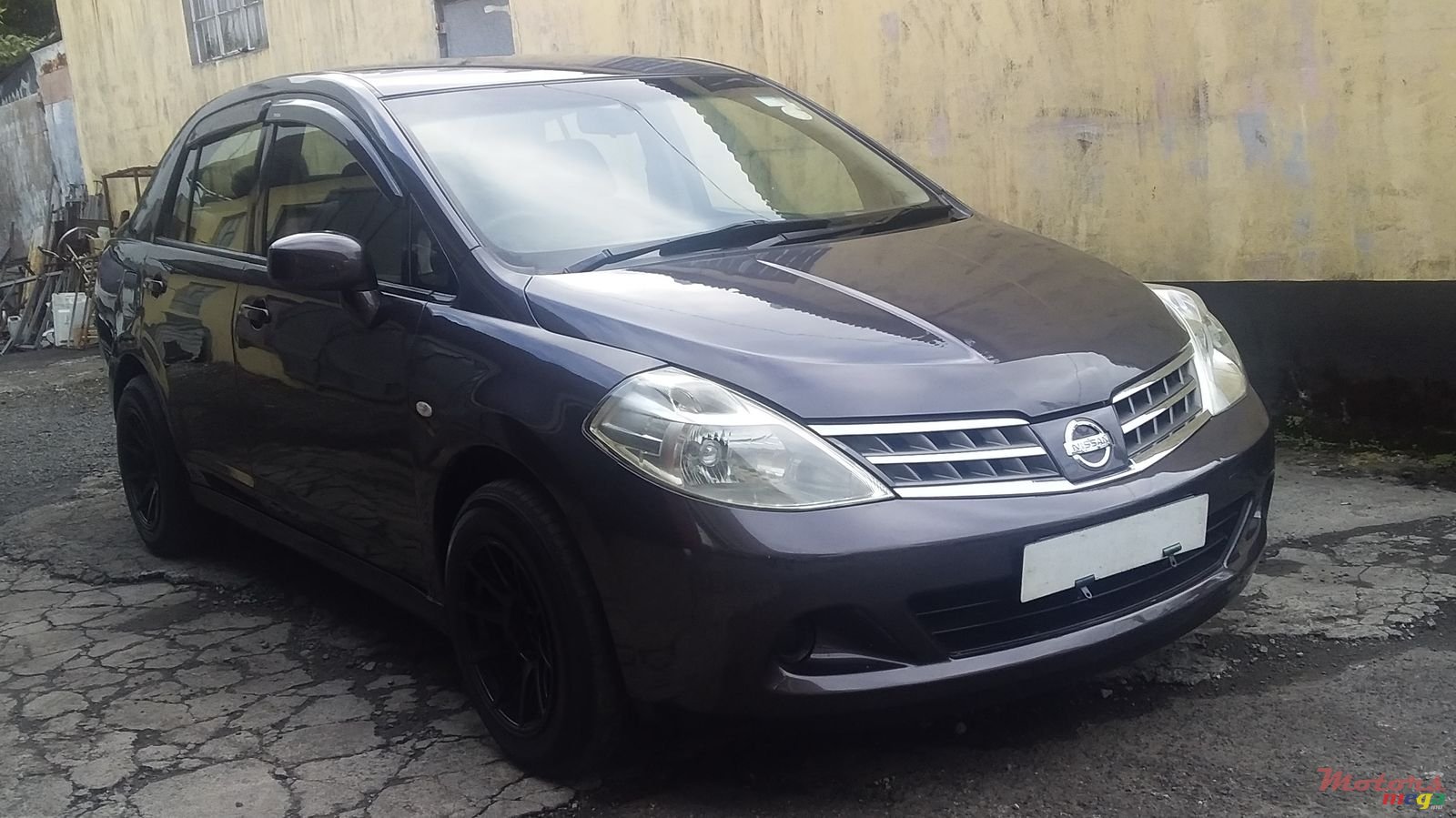 2009' Nissan Tiida photo #1