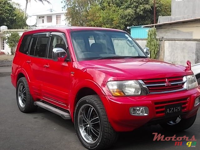 2000' Mitsubishi Pajero Wagon photo #1