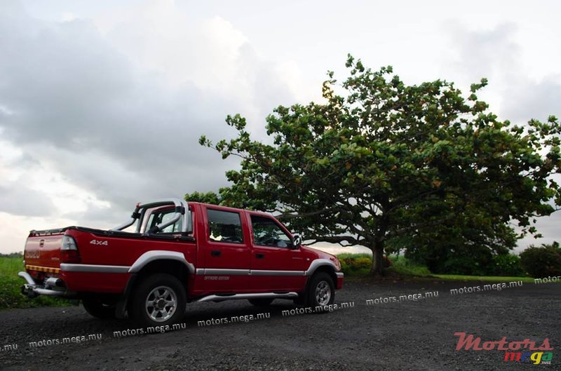 2002' Isuzu 300 photo #2