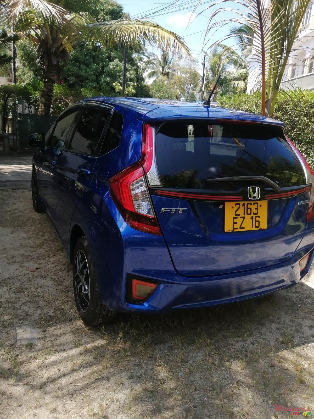 2016' Honda Fit hatchback photo #2
