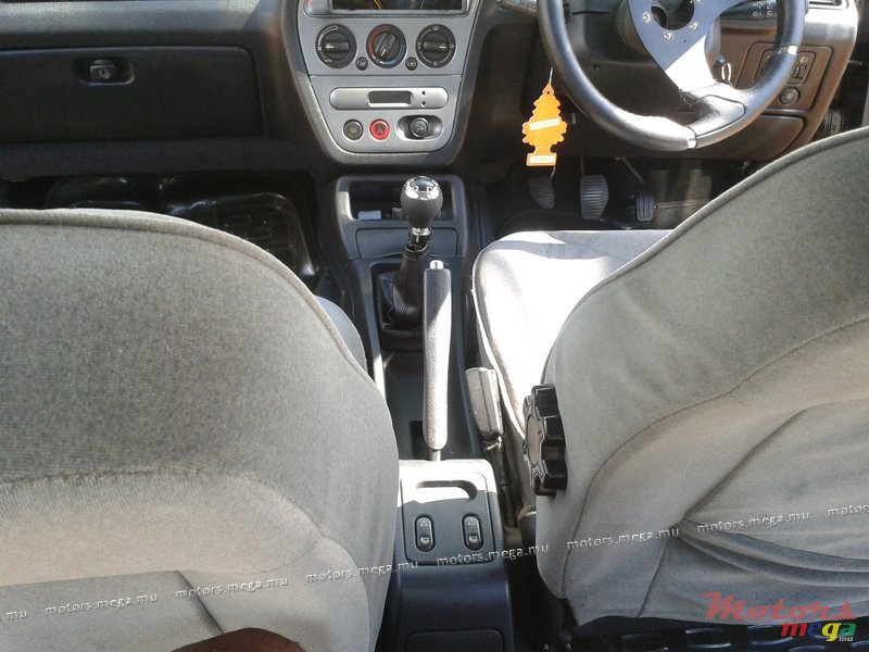 2001' Peugeot photo #4