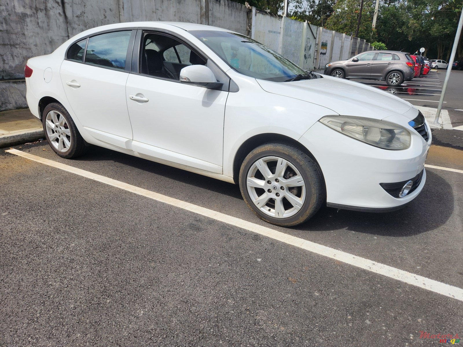 2011' Renault photo #1