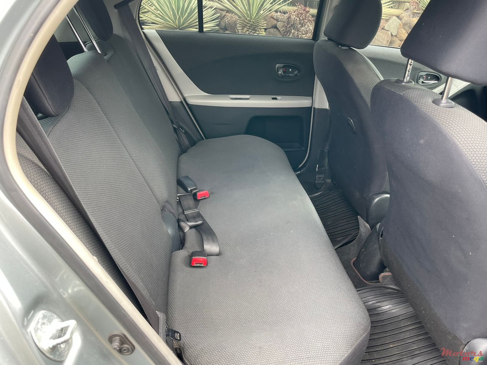 2010' Toyota Vitz photo #4