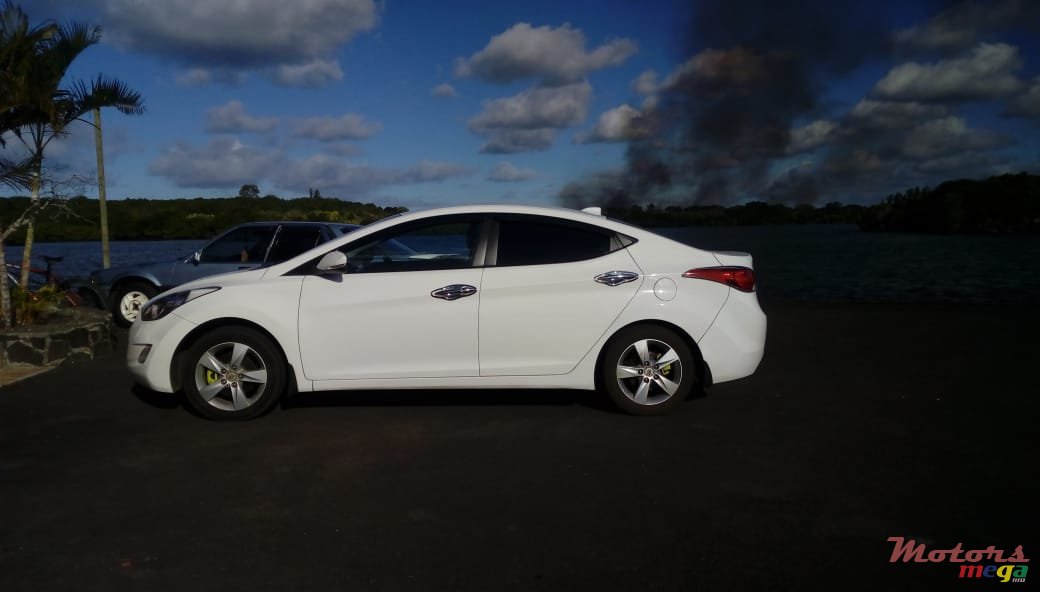 2012' Hyundai Elantra photo #2