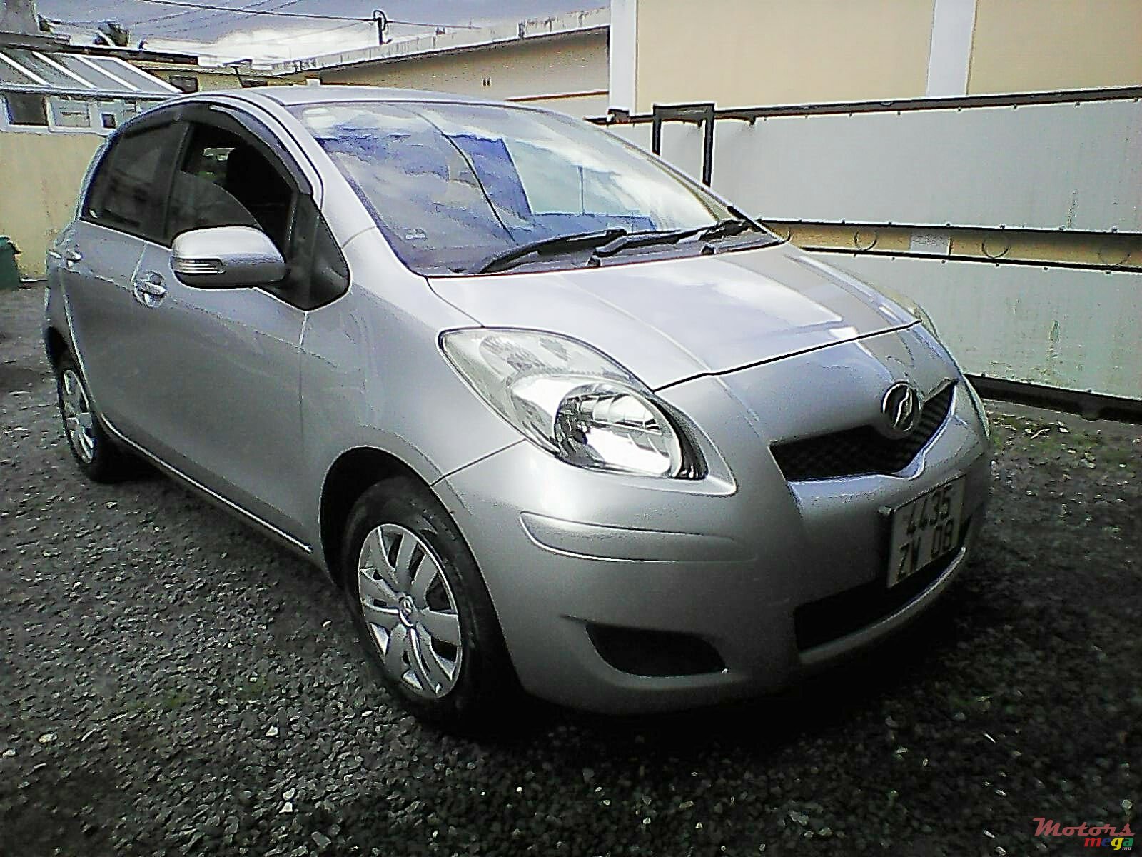 2008' Toyota Vitz photo #1