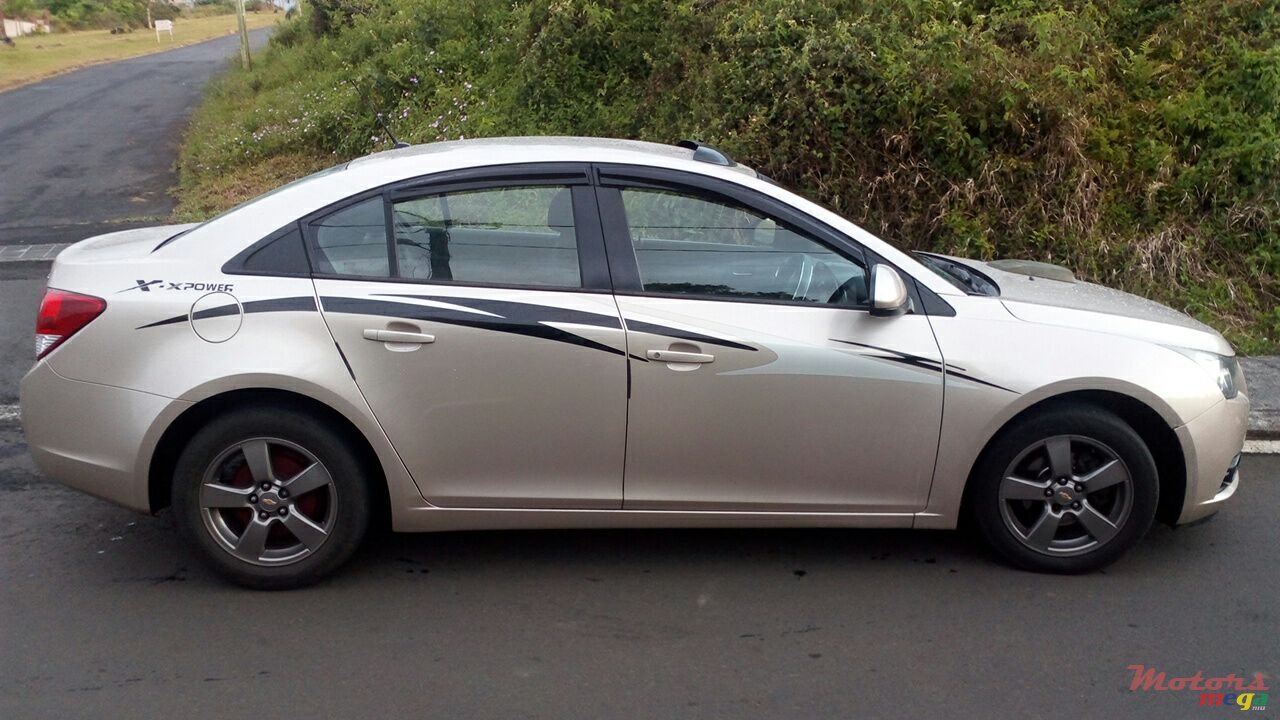 2011' Chevrolet Cruze photo #5