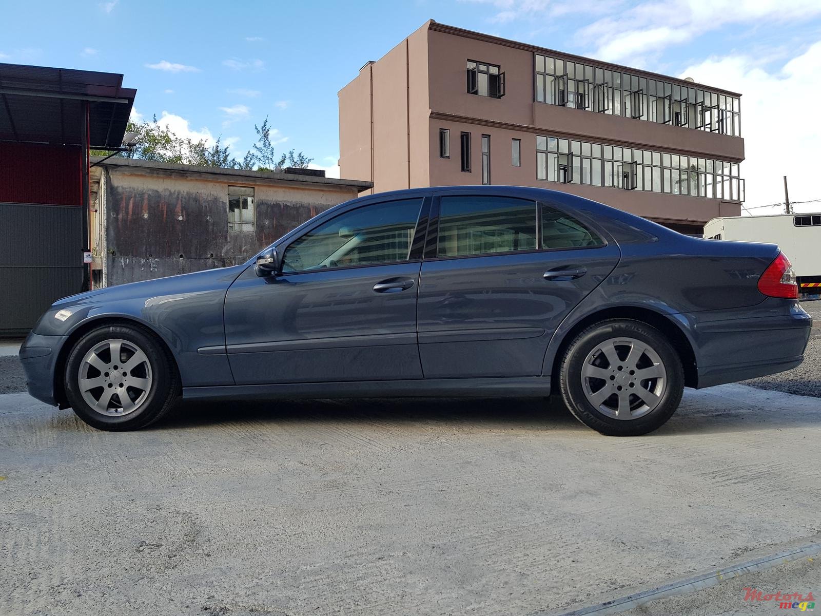 2010' Mercedes-Benz E-Class E200 photo #7