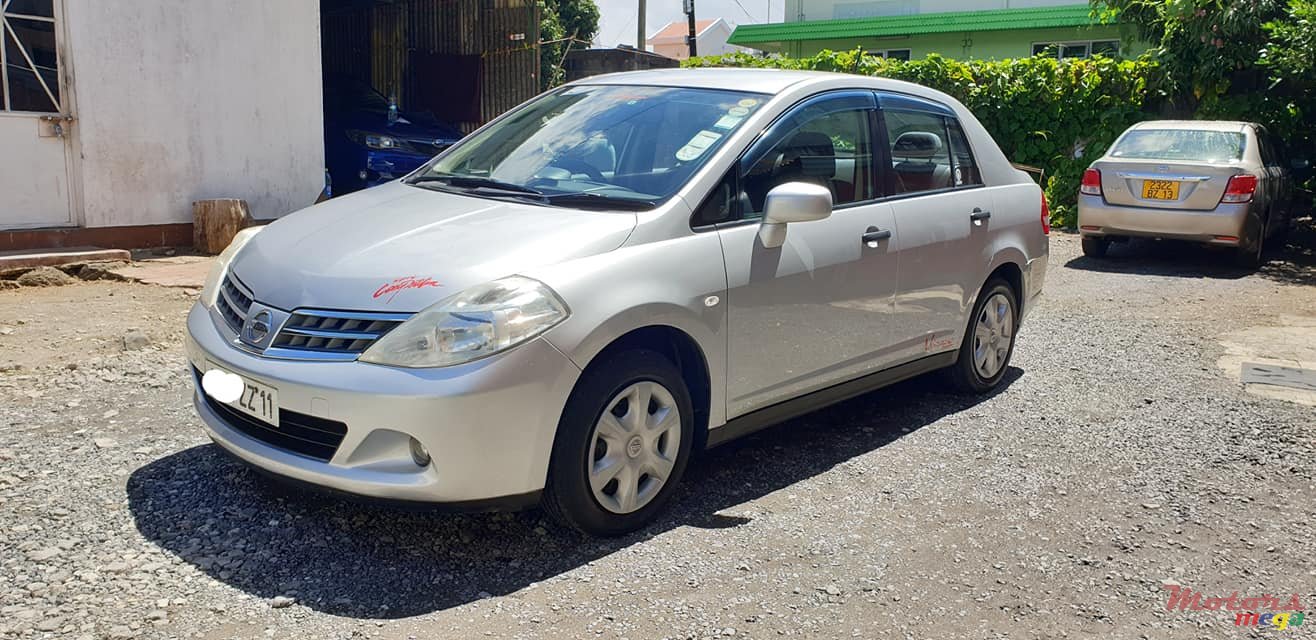 2011' Nissan Tiida photo #2