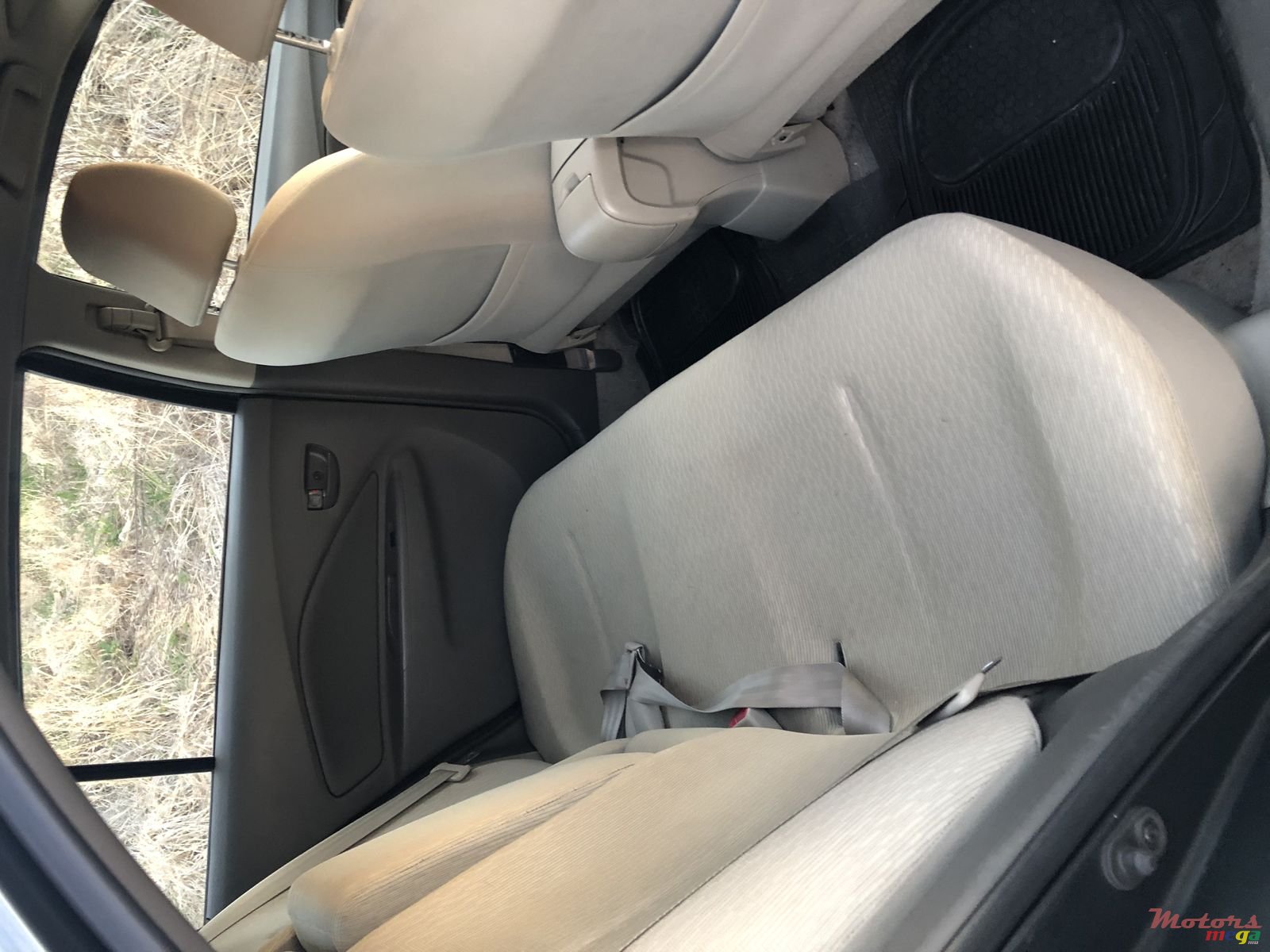 2011' Toyota Yaris photo #6