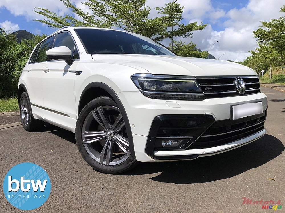 2019' Volkswagen Tiguan R-LINE photo #1