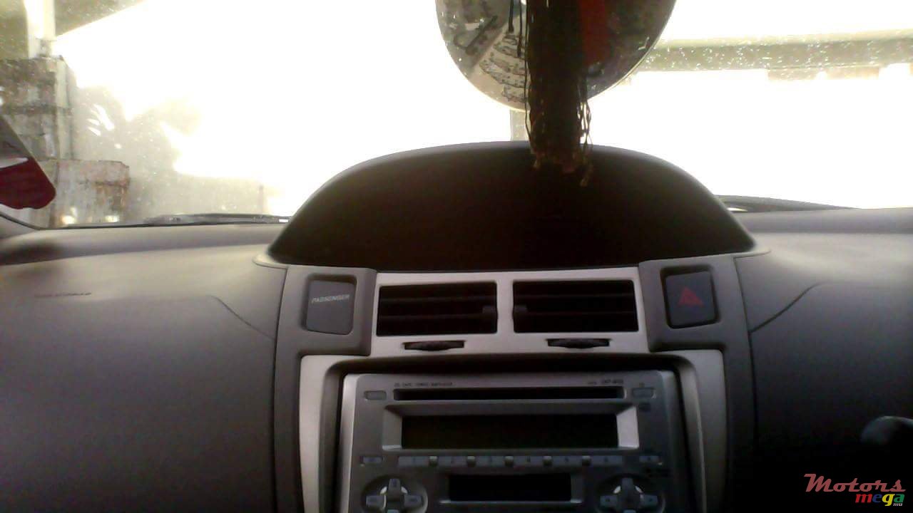 2008' Toyota Vitz photo #4