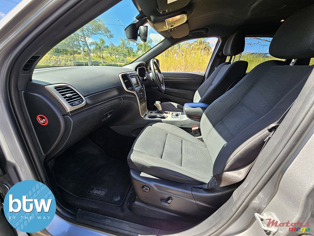 2016' Jeep Grand Cherokee photo #3