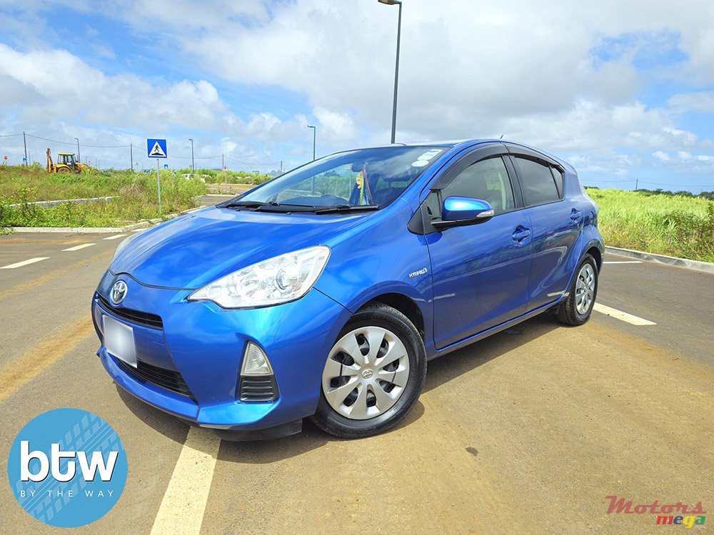 2013' Toyota Aqua photo #2