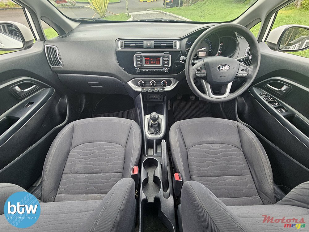 2015' Kia Rio photo #6