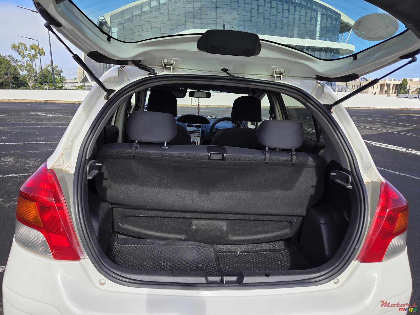 2008' Toyota Vitz photo #2