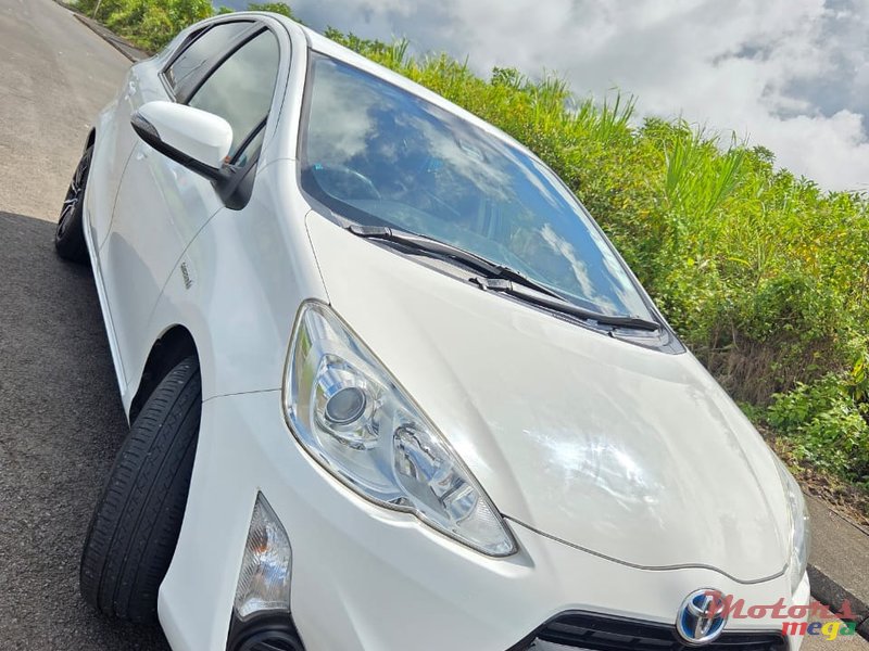 2016' Toyota Aqua S package photo #2