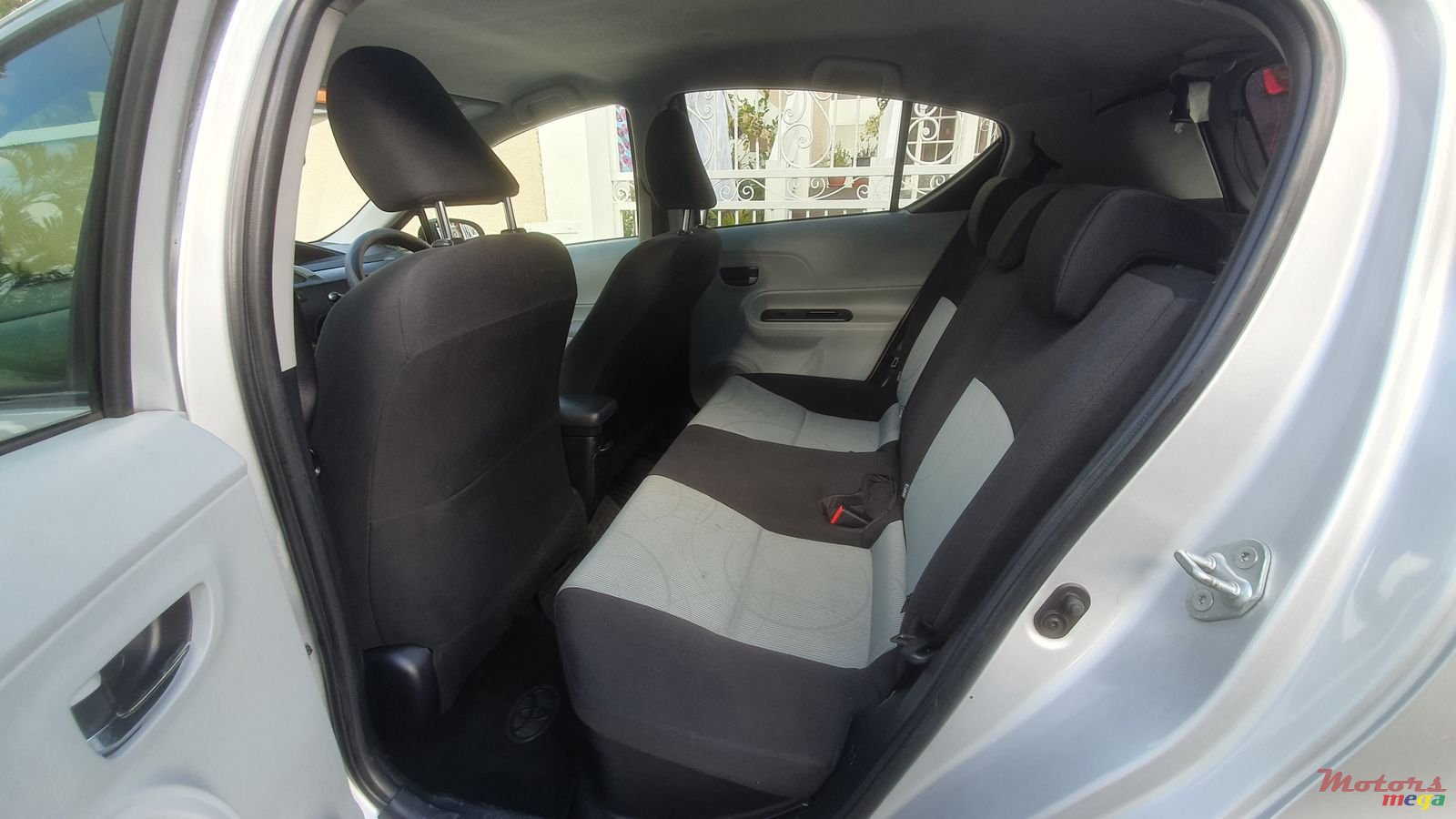 2012' Toyota Prius photo #6