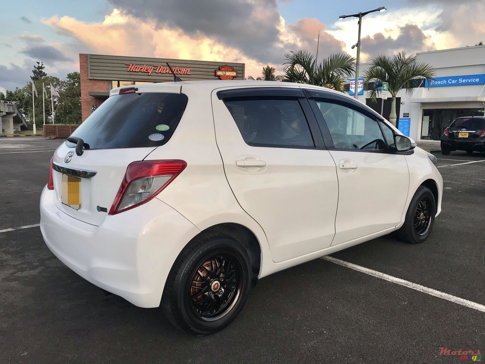 2013' Toyota Vitz photo #5