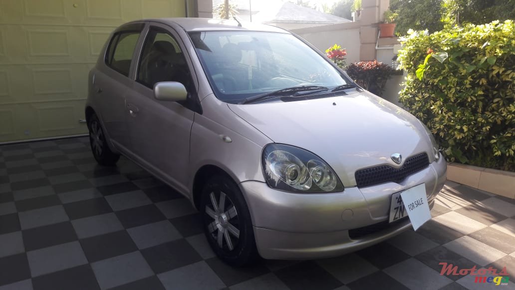2001' Toyota Vitz photo #2