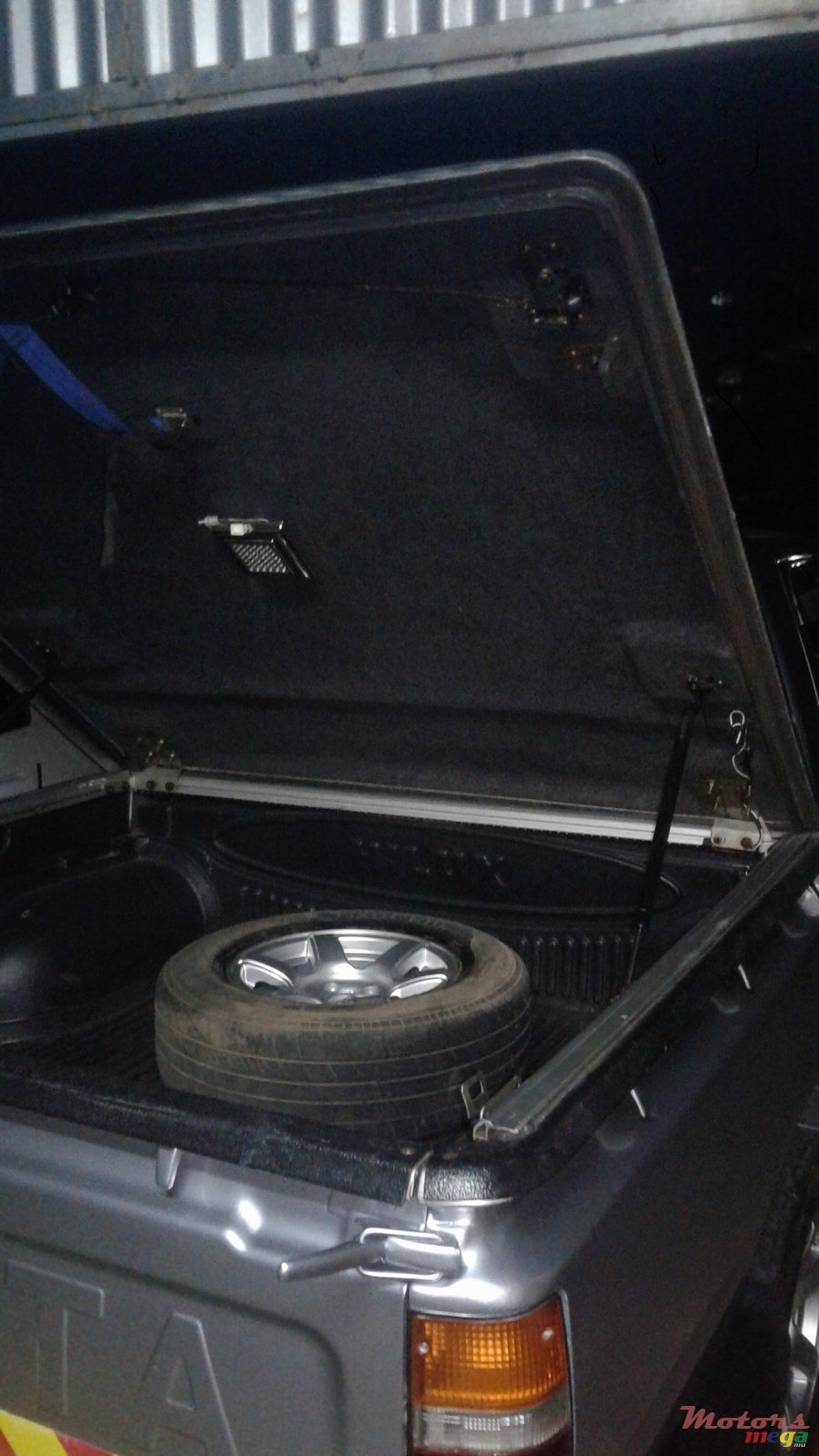 2004' Toyota Hilux photo #2