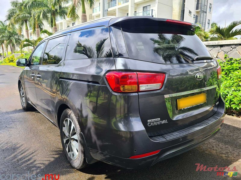 2015' Kia Carnival 2.2 CRDI 7 Seater photo #2